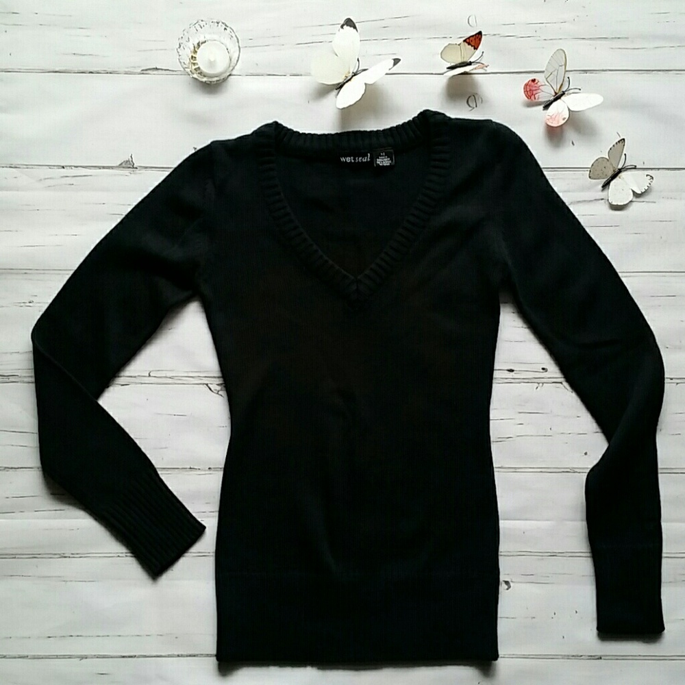 🛍 Black V-neck Sweater